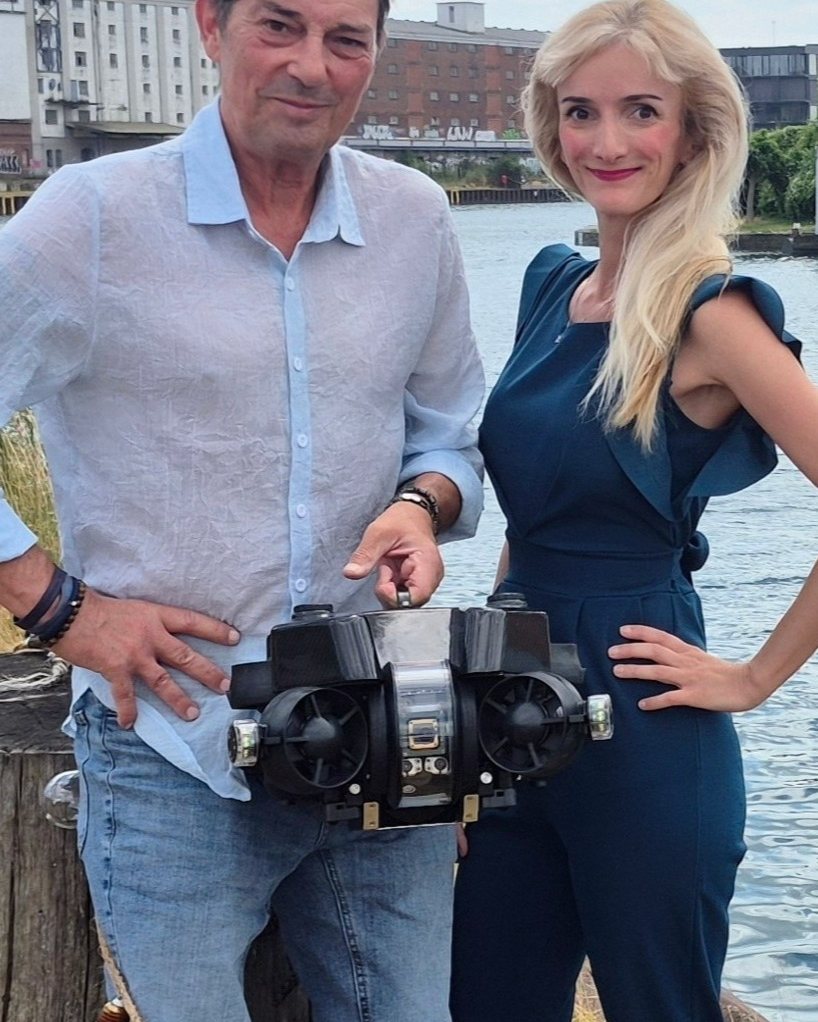 Michael Badura und Hana Sedova gemeinsam mit einer Unterwasserdrohne am Dortmunder Hafen