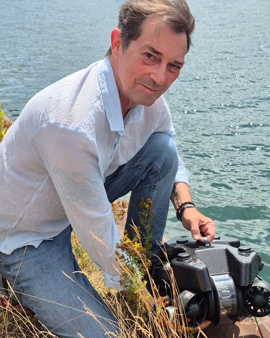 Michael Badura setzt eine Deep-Trekker-Unterwasserdrohne am Ufer ins Wasser