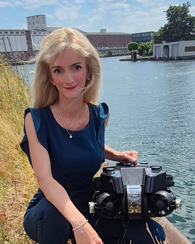 Hana Sedova, Co-Gründerin und CFO der Aquadrones UG, mit einer Unterwasserdrohne am Hafen