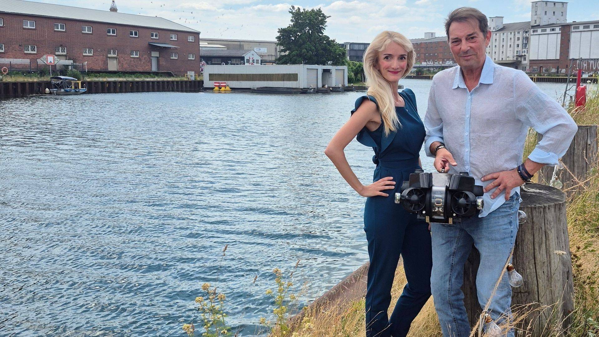 Michael Badura und Hana Sedova von Aquadrones mit einer Unterwasserdrohne am Dortmunder Hafen