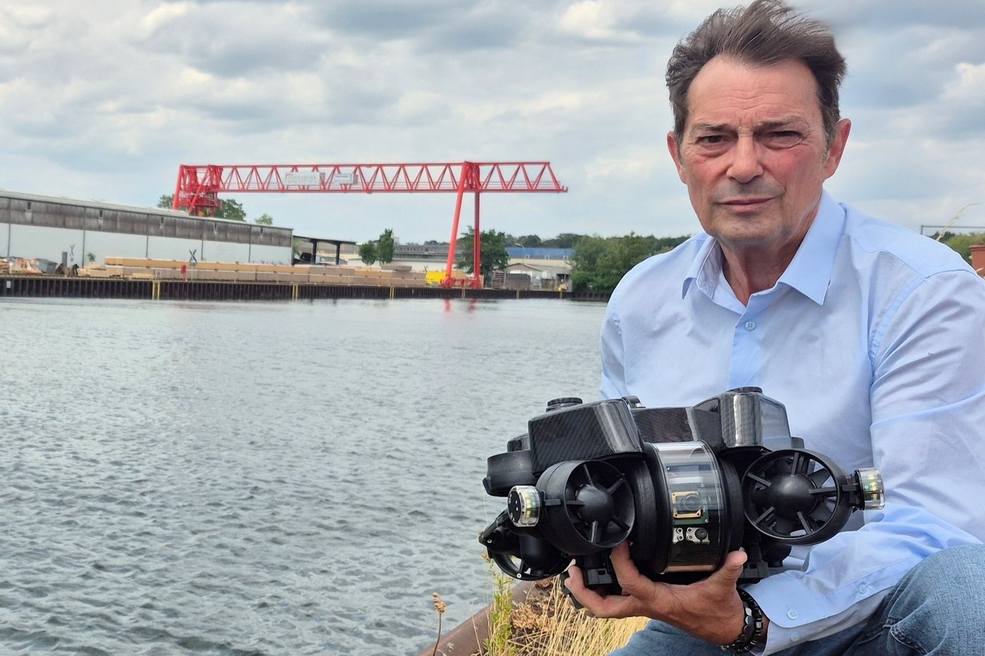 Deep Trekker DTG3 Unterwasserdrohne in der Hand von Michael Badura am Hafenbecken