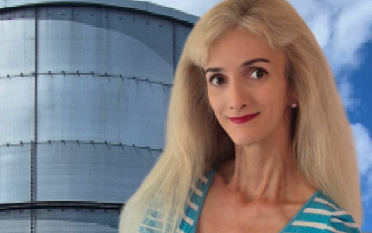 Hana Sedova von Aquadrones vor einem großen Stahlwassertank